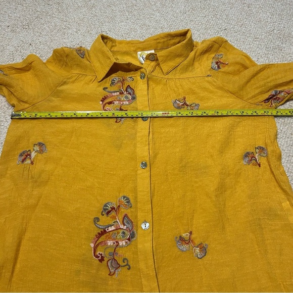 Fig and Flower Mustard Yellow Collard Embroidered floral button up Size Medium - Picture 12 of 14
